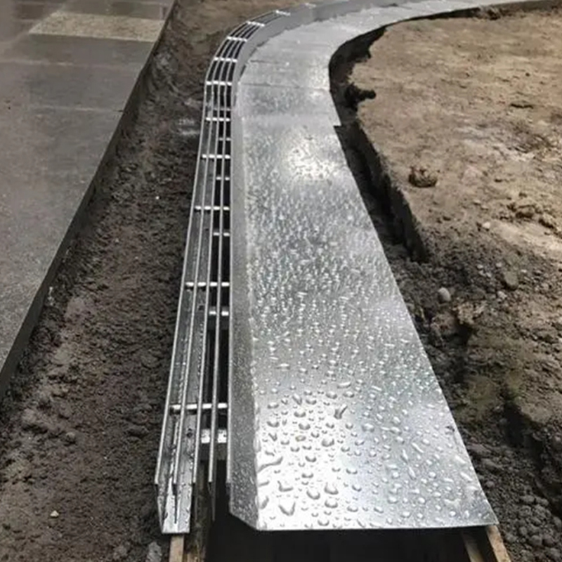 Hoe verhoudt een lineaire afvoergoot met smalle breedte zich tot een lineaire afvoergoot met brede breedte voor voetgangersgebieden?